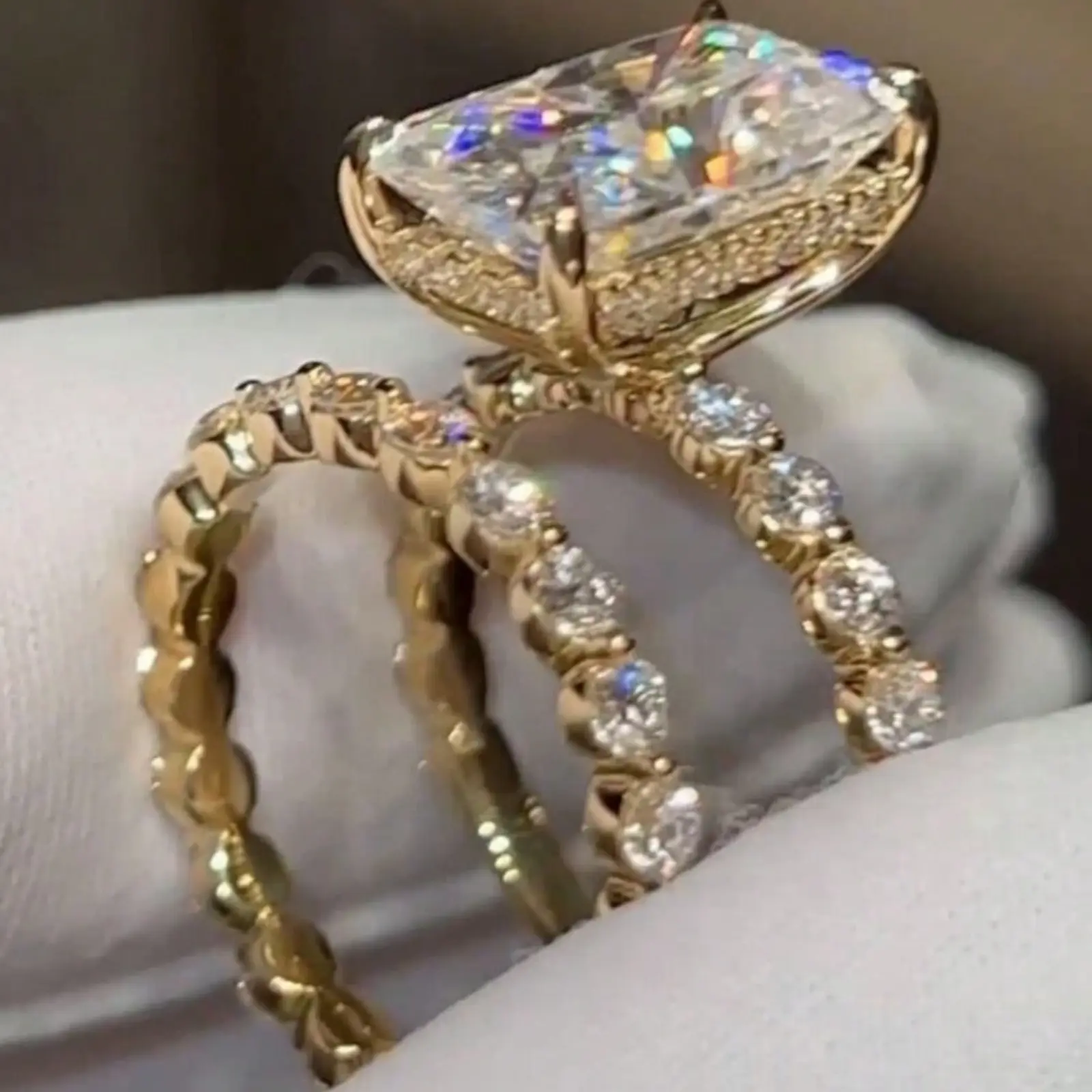 This 14k gold-plated engagement ring set for women, adorned with sparkling stones, is suitable for everyday wear and special occasions.
