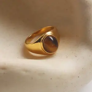 A minimalist, elegant, hip-hop-style 14k gold-plated ring with agate stone, perfect as a fashionable party gift.