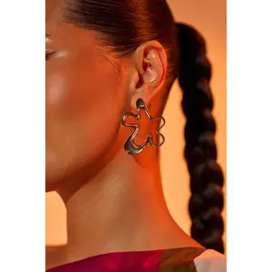 VIC EARRING