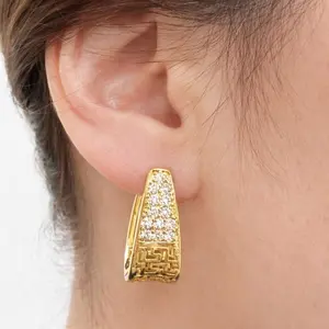 B77. Luxury Greek Key Huggie Hoops/ laminado 14k