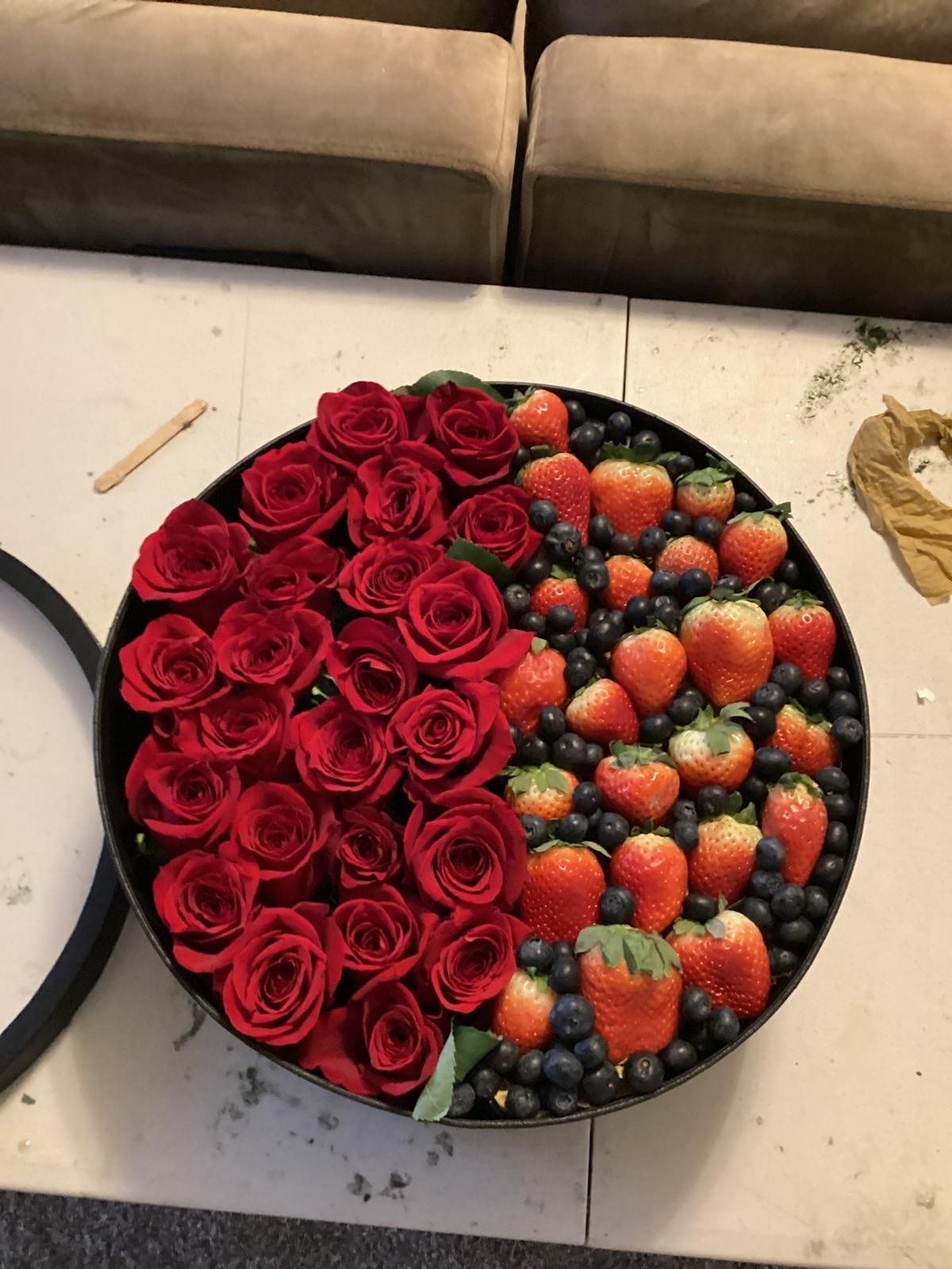 Box, bouquet, roses, and fruits Organic Natural Fruity Pack