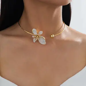 Fashionable Retro Metal Flower Choker Necklace For Women