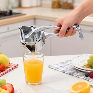 Manual juicer, a must-have for the kitchen and gatherings, perfectly extracts fresh juice, suitable for outdoor picnics, class reunions, birthday pairings, and restaurant kitchens.