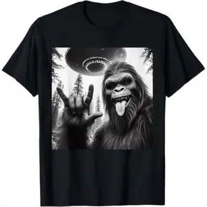 Motion Range  [100% Cotton]  Funny Sasquatch Bigfoot Rock On Selfie With UFO Alien T-Shirt  Golf Gift T-Shirt For Men and Women