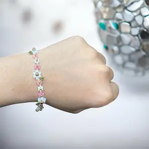 Pink and white daisy bracelet Snack