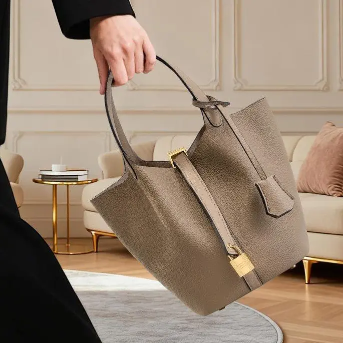 A bucket-style handbag designed specifically for women. This versatile and casual bag features a clasp closure, making it suitable for everyday use as well as for pairing with stylish outfits. Pu Leather Bag Handheld Bag Purse Handheld Bag Purse