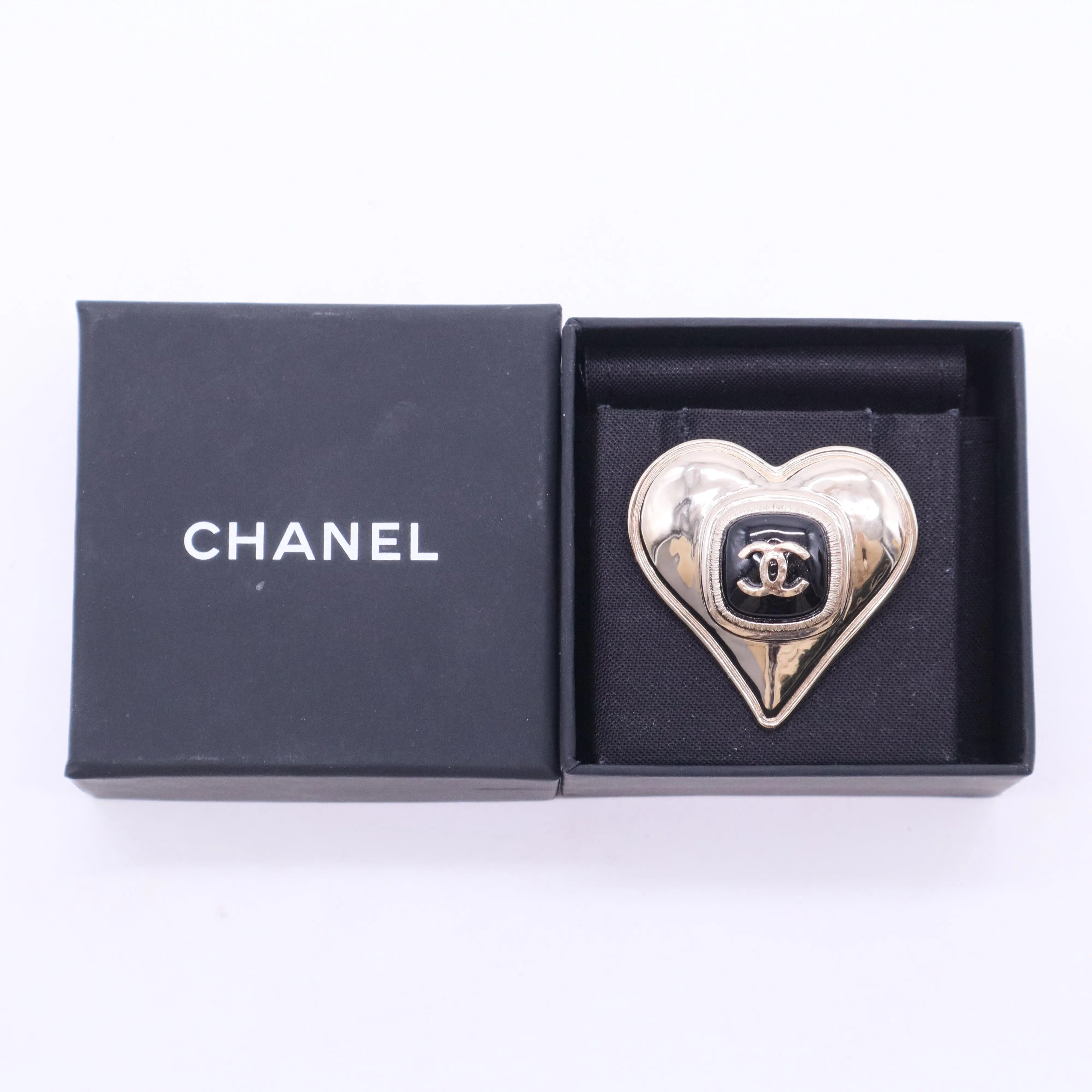 Pre-owned Chanel Silver heart shaped brooch W20187