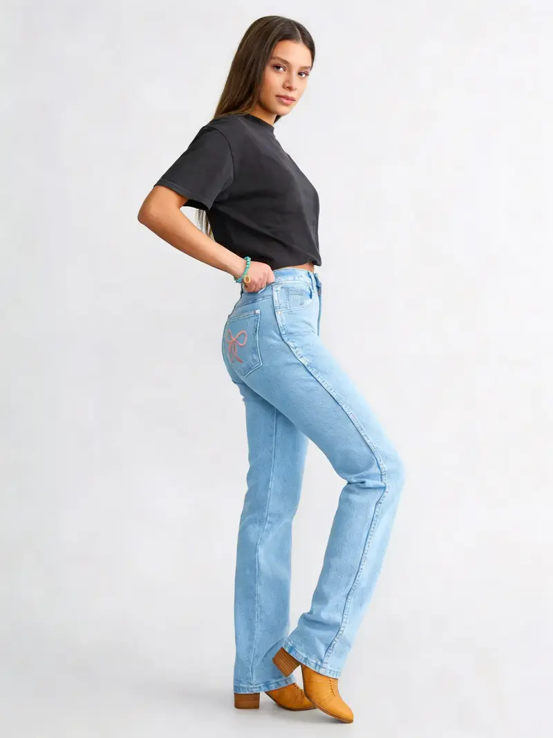 Stretchy High-Waisted Slim-Fit Jeans Vintage Style Bootcut Flare Light Wash Distressed Finish for Effortlessly Chic Outfit