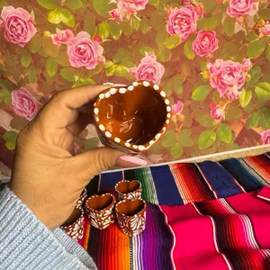 Tequilero Talavera corazón 6 piezas color terracota/blanco