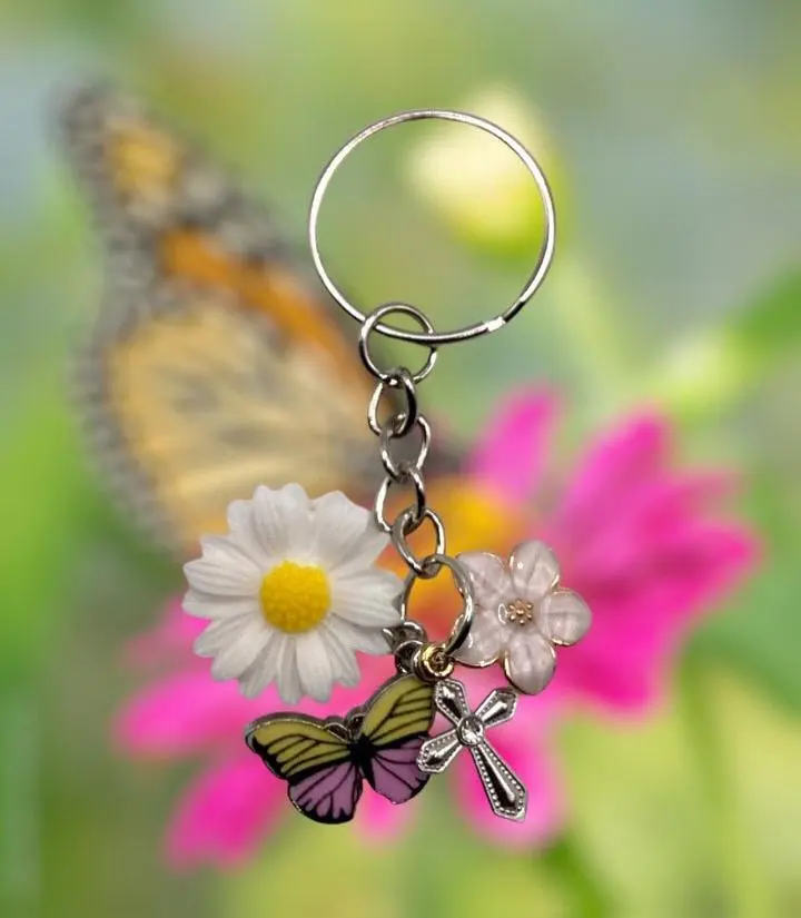 Daisy Flowers Keychain - Resin and Metal Crafted Design with Butterfly and Flower Accents, Functional Gift Idea