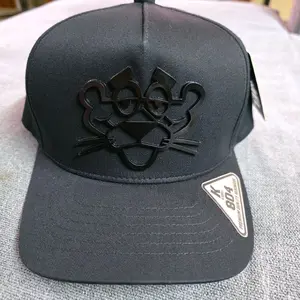 Gorra pantera  color obscura  visera roja por debajo marca kamel