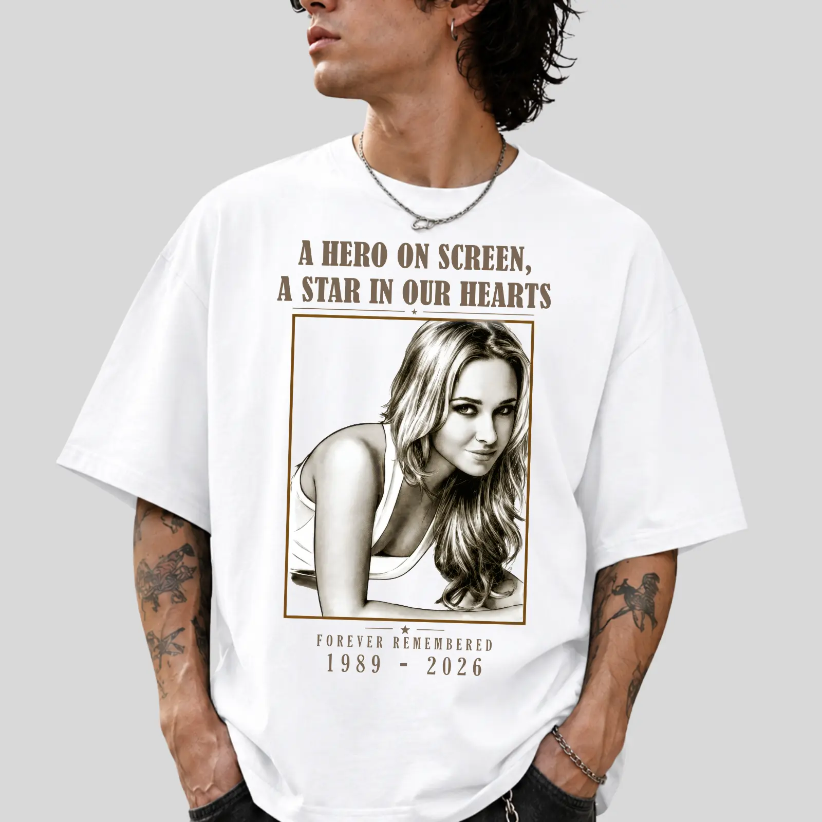 Screen Star Memorial T-Shirt, A Hero On Screen Forever Remembered 1989–2026 Graphic Tee, Vintage Actress Tribute Shirt, Black and White Portrait Unisex Tshirt, Gift for Movie and TV Fans