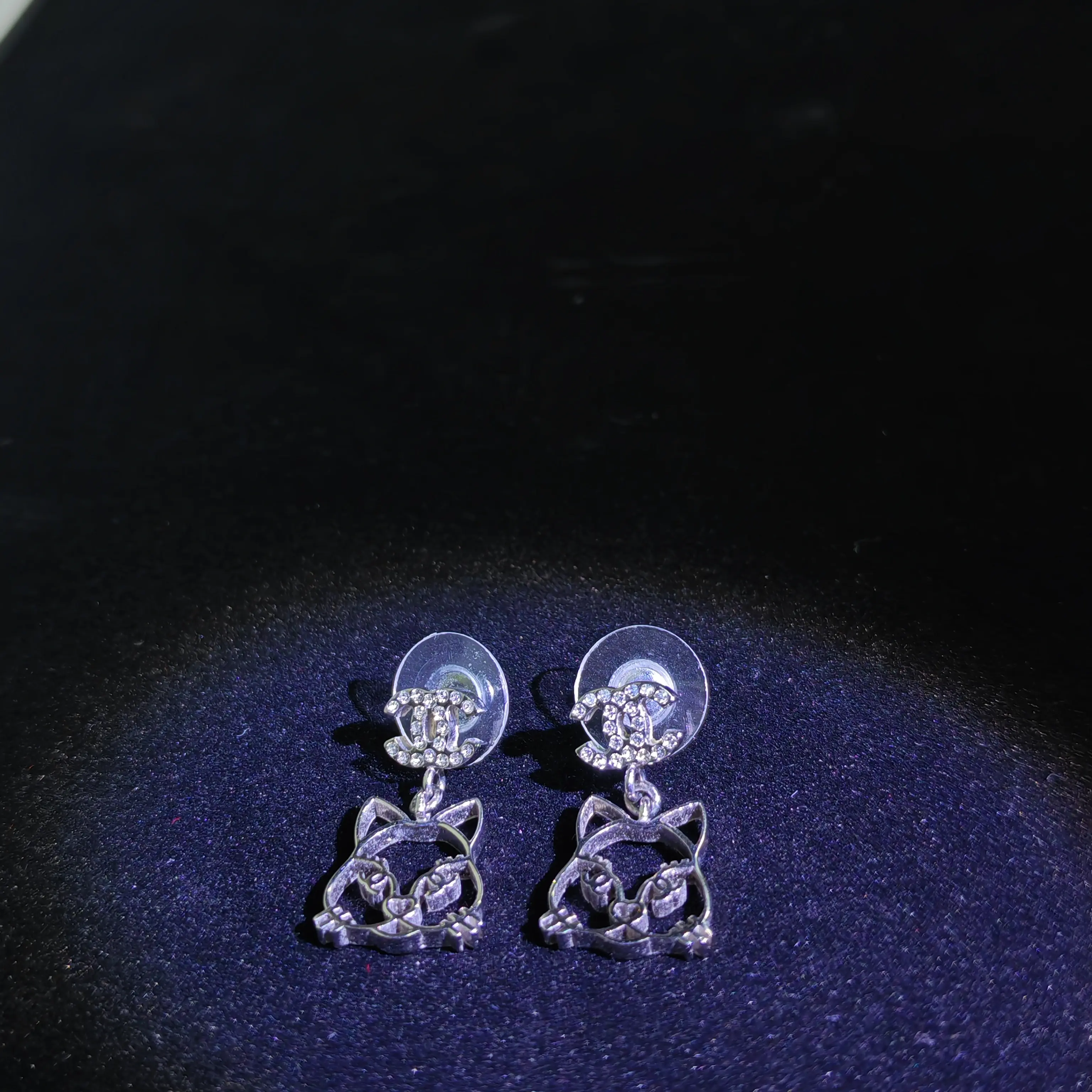 Pre-owned Chanel Double C Stud Earrings with Diamond Embellished Cat Pendants（SZS 04087）