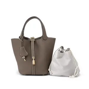 “Women’s model, bucket-shaped shoulder bag.” It comes with a storage pouch. It can be used as a casual shopping bag, a stylish handbag, a classic picnic basket, and a unique, durable small everyday utility bag.The size is 18 cm. The design features lock