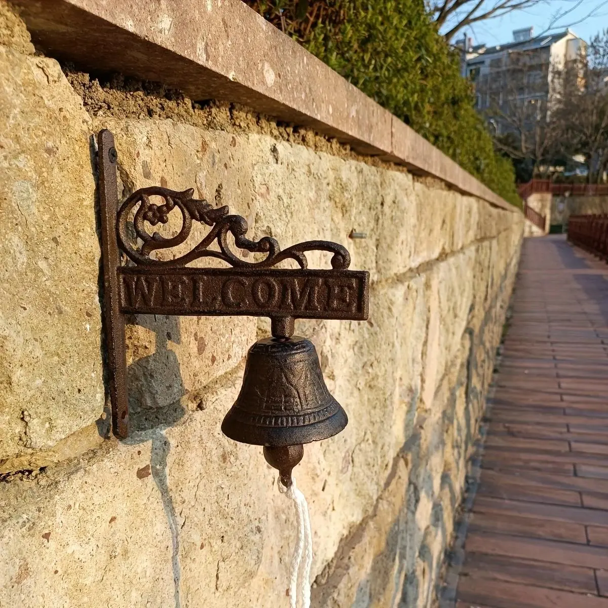 Vintage Cast Iron Welcome Bell, Antique Style Decorative Wall Decor with Swirl Design, Bohemian Home Garden Outdoor Decoration, Christmas Yard Ornament, Metal Wall Decor, Hanging Room Decor, Outside Hanging, Metal Decorations, Decoration Items