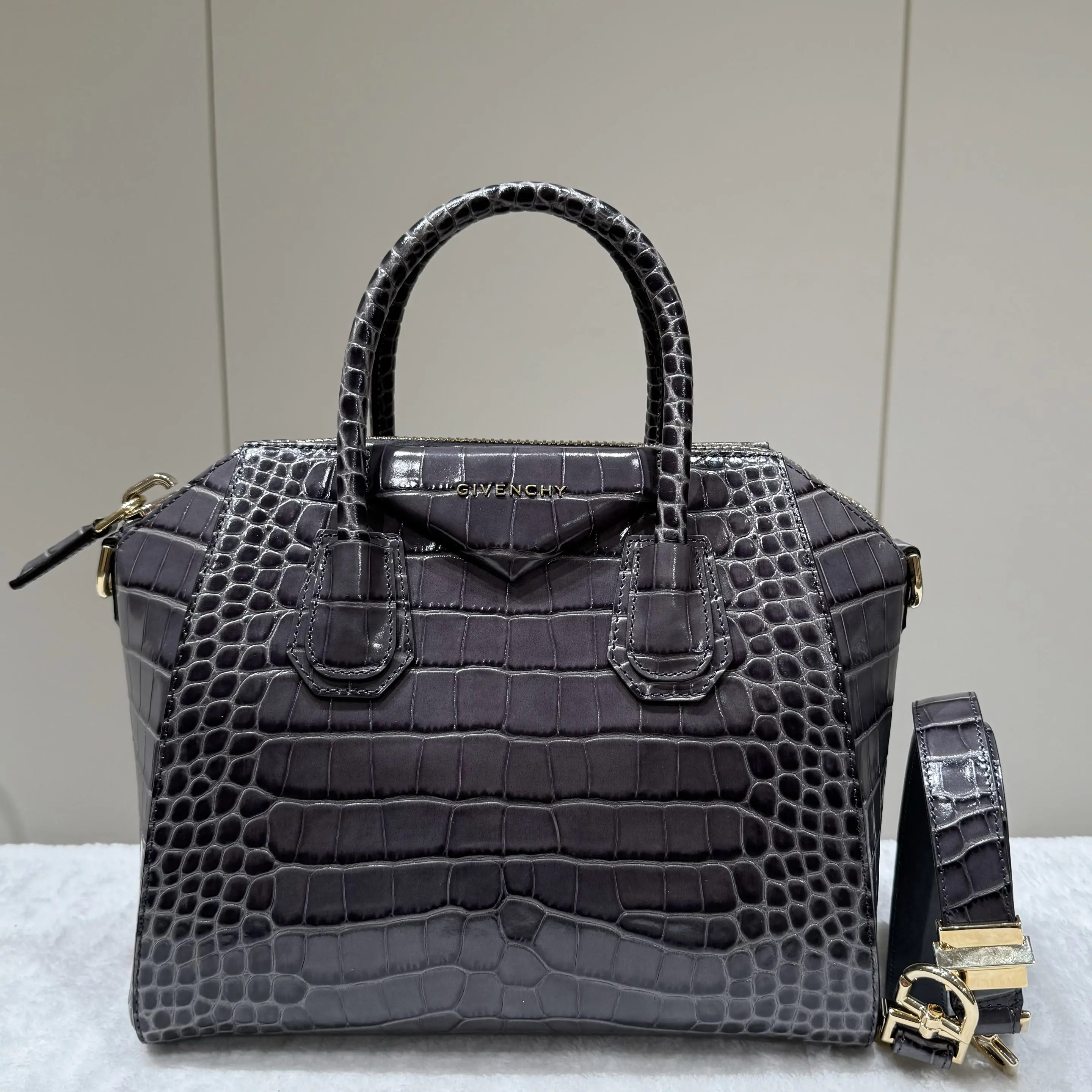 Pre-owned GIVENCHY leather Shoulder Bags Small Antigona Shoulder/Crossbody Bag in Grey Crocodile Embossed Calfskin 45552893