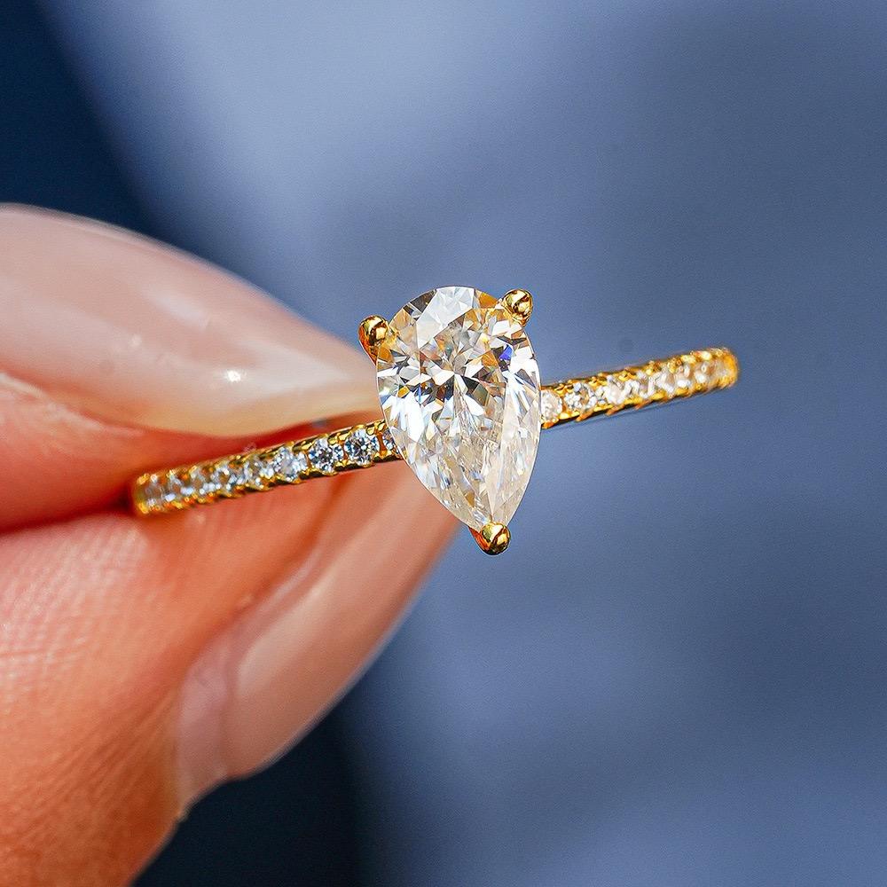 Drinsper Solitaire Pear-Cut S925 1.0ct DVVS Synthetic Moissanite 18K Gold-Plated Sterling Silver Ring for Women Girls Versatile Simple Elegant Style Suitable for Daily Wearing Chrisamas Jewelry Gift for Girlfriend Mom
