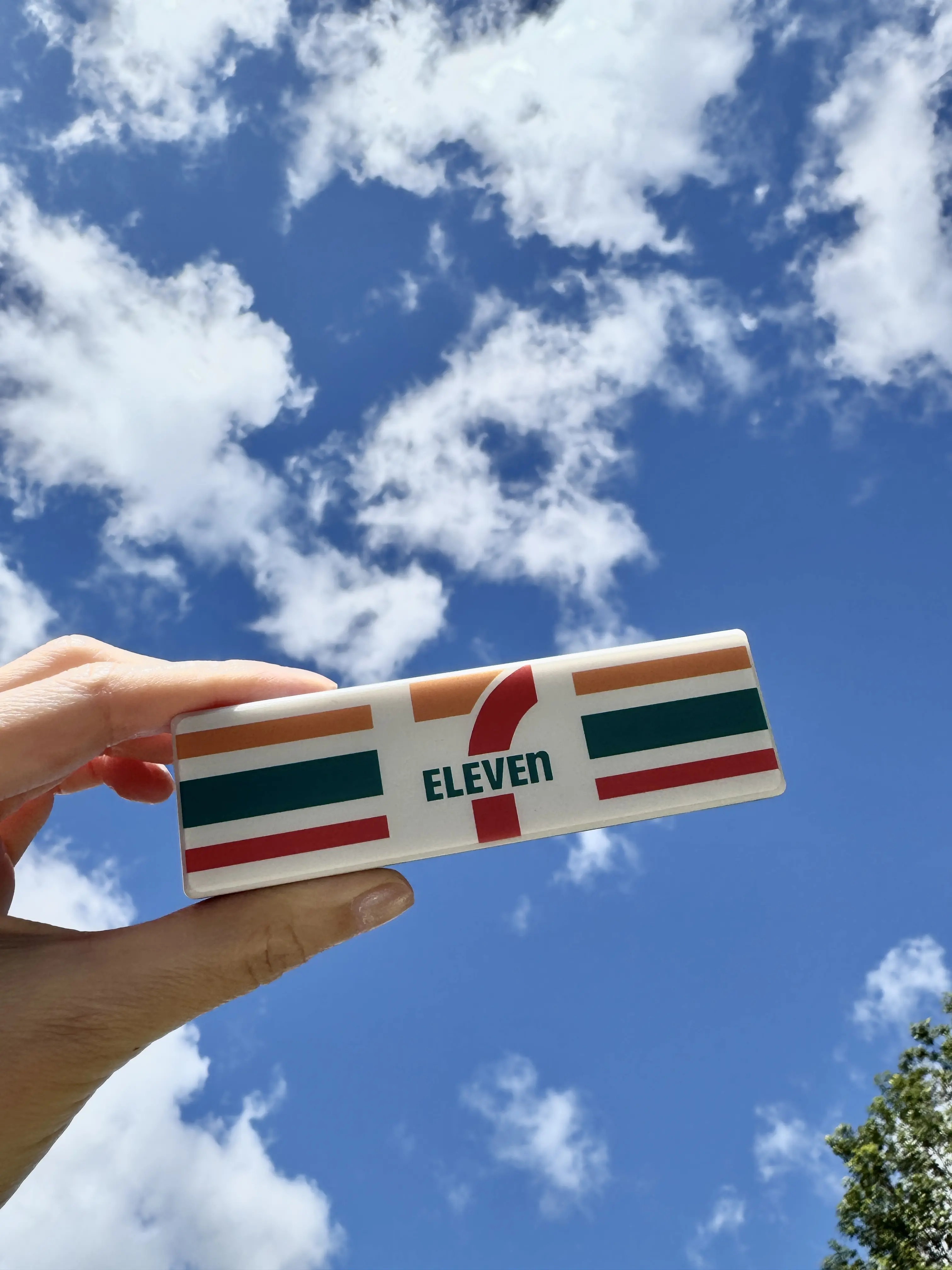 711 Japan LED fridge magnet – USB-C powered with multi-light modes.