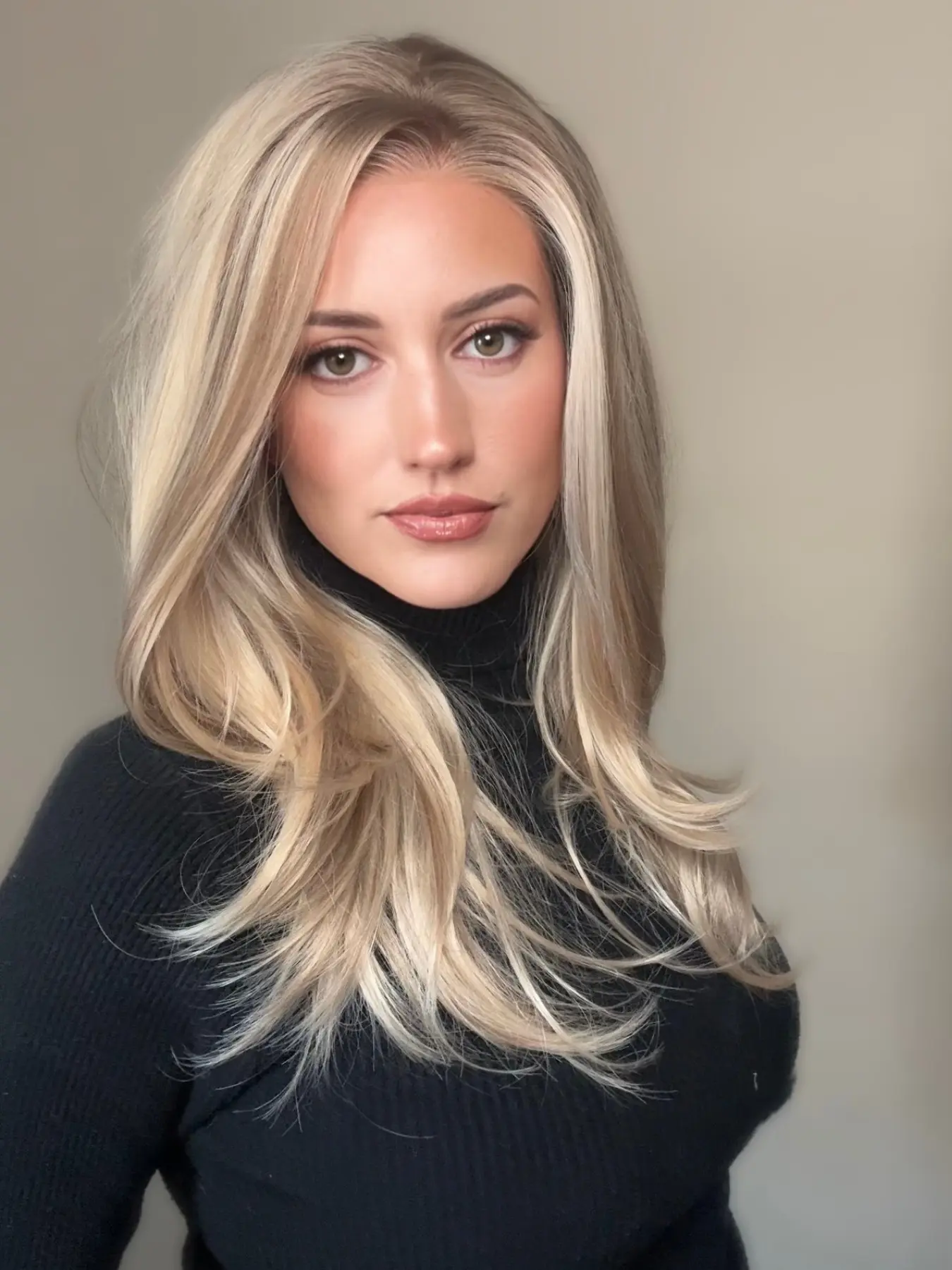 MACA BAKA Hana Warm Blonde Layered Ombre Highlight Lace Front Wig with Scandinavian Hairline Glueless Low Density 16 Inches Long Natural Wavy Mixed Ombre Blonde HD Synthetic Lace Front Wigs for Women Pre Plucked