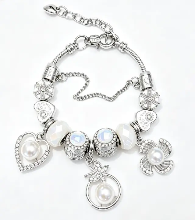 Silver Snake Chain Charm Bracelet with Moonstone Beads, Pearl Heart Butterfly Flower Charms, Dainty Adjustable Beaded Bracelets for Women Jewelry Gift Fashionable Bracelet Exquisite Trendy Bracelet