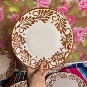 Plato redondo relieve color mamey 10 in