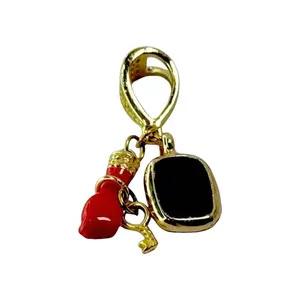 Azabache y mano roja