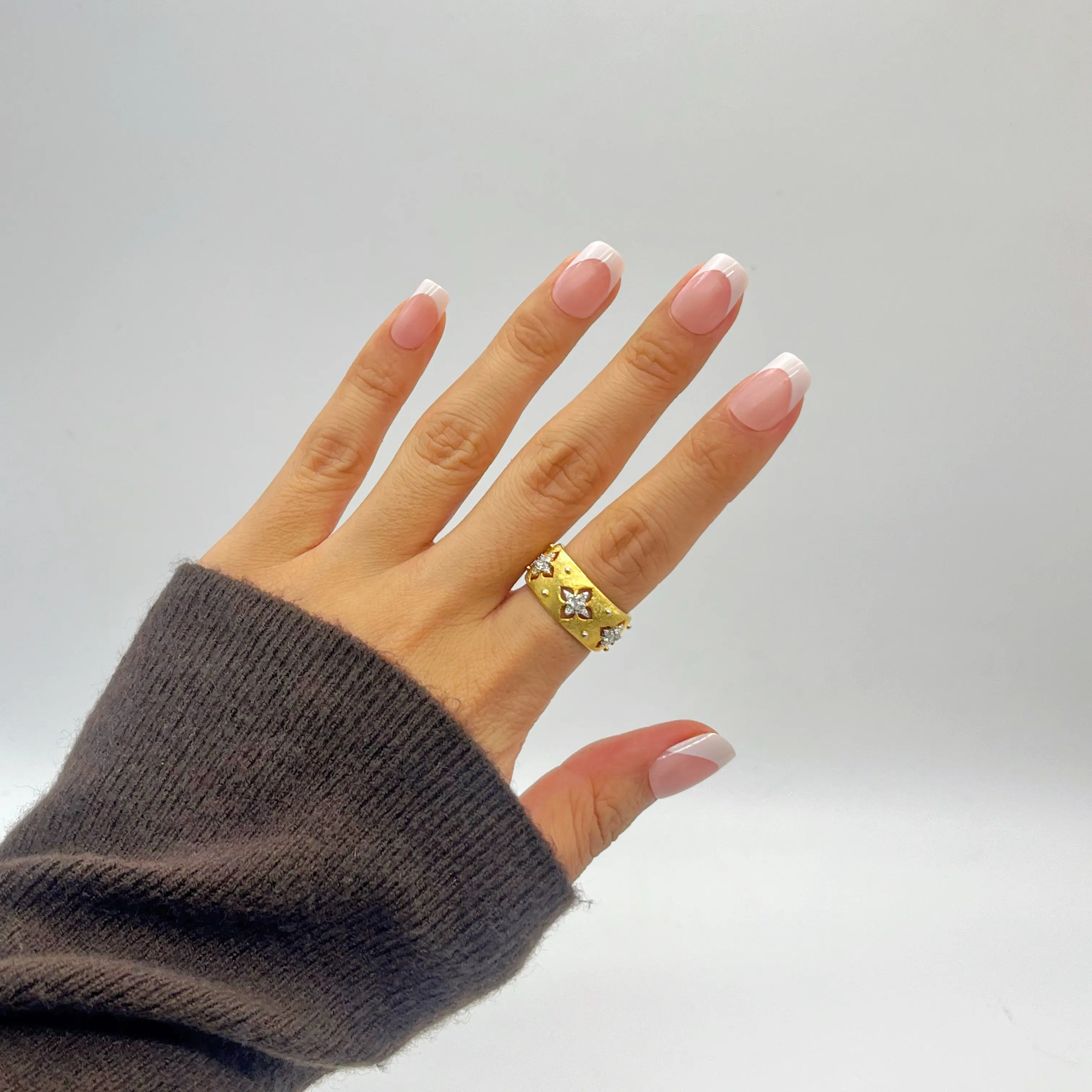 Versatile nude-colored classic French press-on nails | Comes with a complete tool kit |  Even those with clumsy hands can become a nail artist instantly!