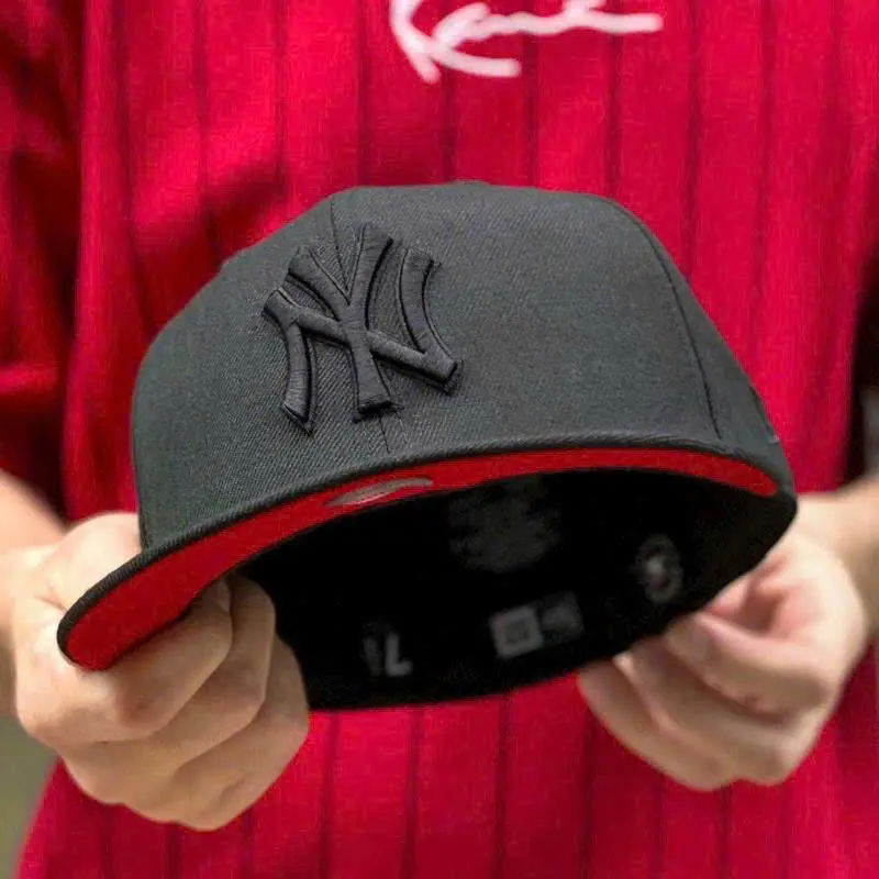 MLB New Era NY Yankees Premium Black Red Snapback Baseball Cap, Raised Black On Black NY Logo, Red Undervisor, Flat Brim Streetwear Style, Adjustable Fit, Gorras De Béisbol Para Hombres