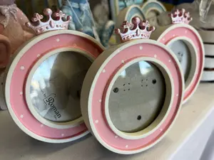 Round Picture Frame for Baby pictures - Oval Crown Frame