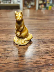 Wade Whimsie Mother Kangaroo with Joey Marten, Wade England Glossy Caramel Brown Ceramic Figurine for Home Decor, Home Supplies Ornaments