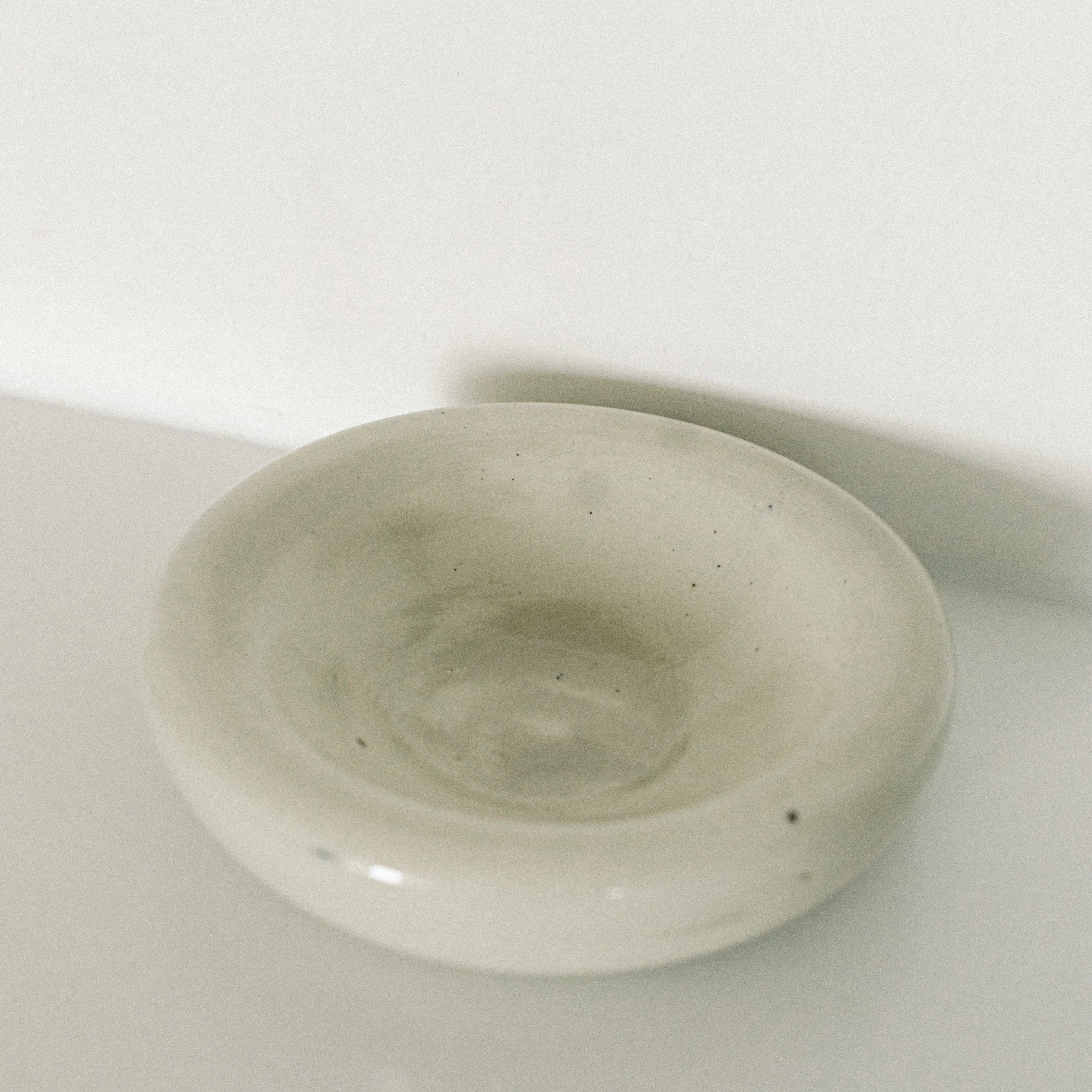 Glossy Handmade Small Round Ceramic Dinner Plate - Chubby Design, Soft Cream Hue, Safe Materials, Casual Fruit Plate, Glossy Surface, Round Shape, Modern Home Decor Accessory for Breakfast, Coffee