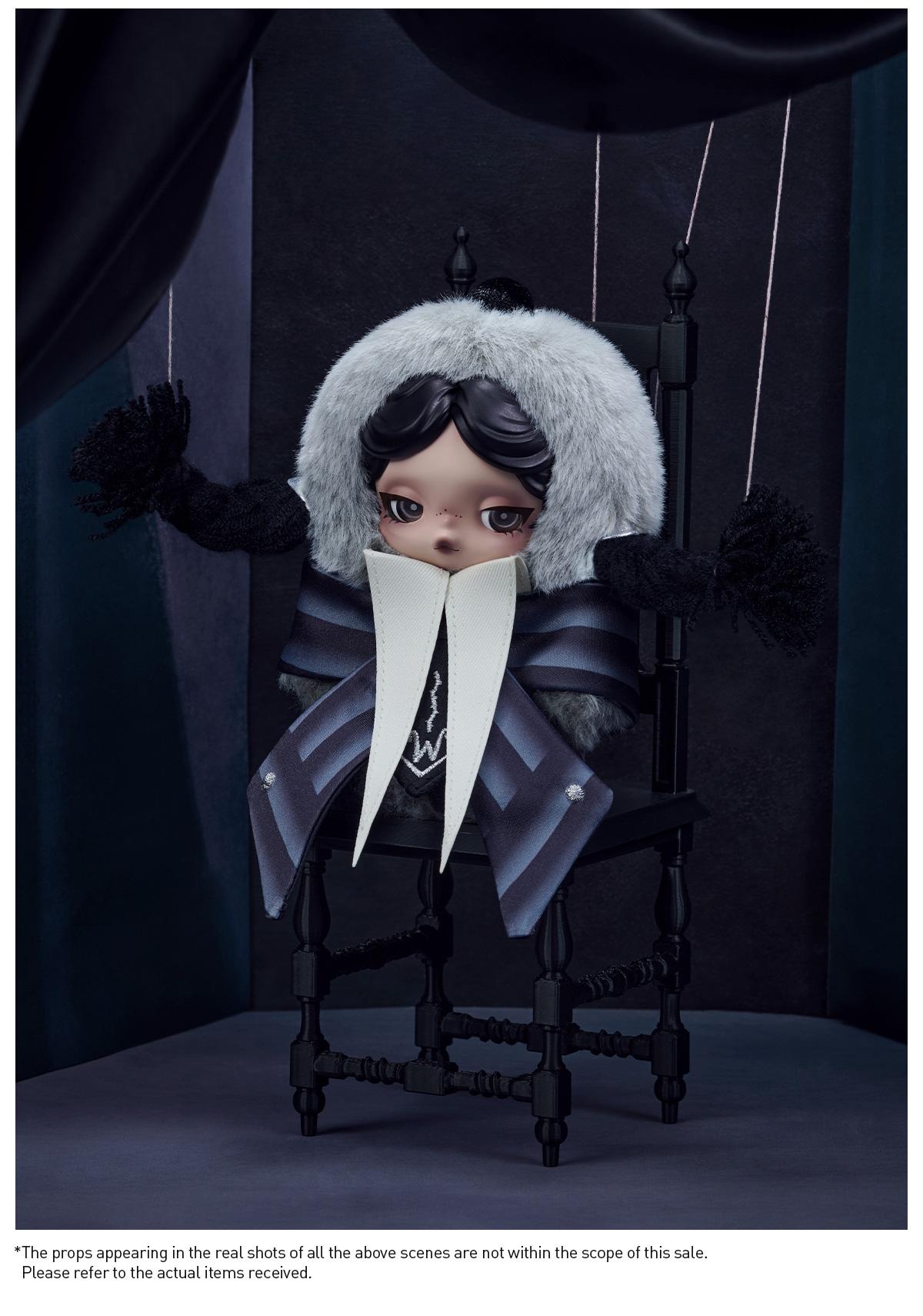 [Spanish]- SKULLPANDA × Wednesday (Versión uniforme de Nevermore Academy) – Peluche de Vinilo con Tarjeta Colgante