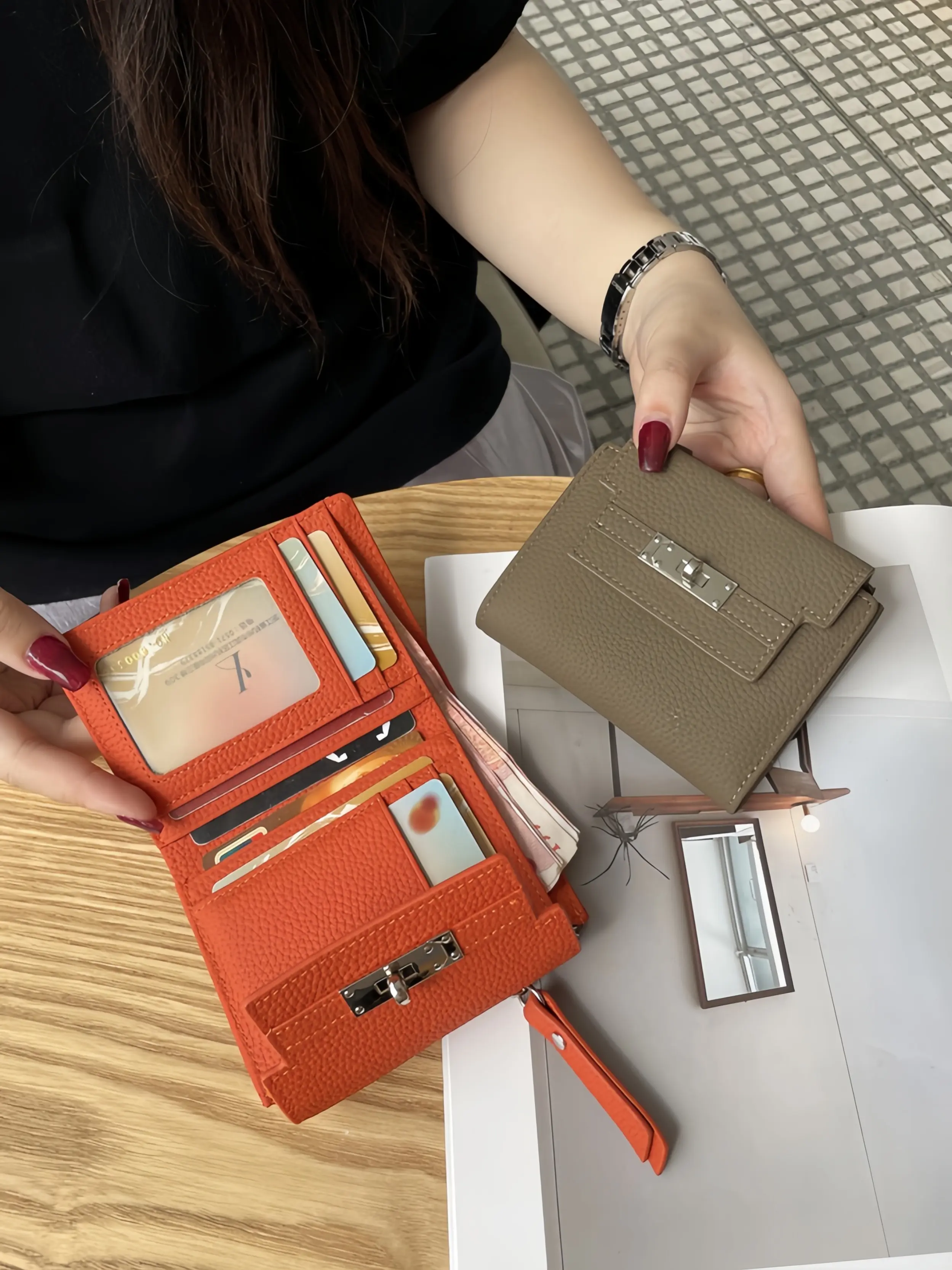 Fashionable Small Card Wallet, Multi-Card Slots, Metal Buckle Decoration, Unisex Portable Leather Short Wallet, Casual Style, Leather Cowhide Wallet, Stylish Wallet, Genuine Leather Wallets