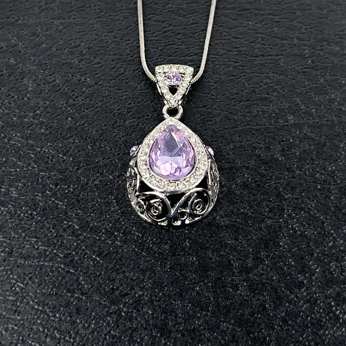 OIDEA Women's Vintage Crystal Pendant Necklace, Lightweight Handmade Alloy Charm with Adjustable 40+5cm Chain, Meaningful Anniversary or Birthday Gift, Meaningful Gifts, Gifting