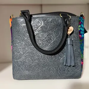Bolsa de $69 - Mexican Leather Bag Hermosa Bolsa de Piel 100% Ternero with Floral Embroidery & Gold Charm Artisanal Handcrafted Chiapaneco Handbag, bolsa artesanal