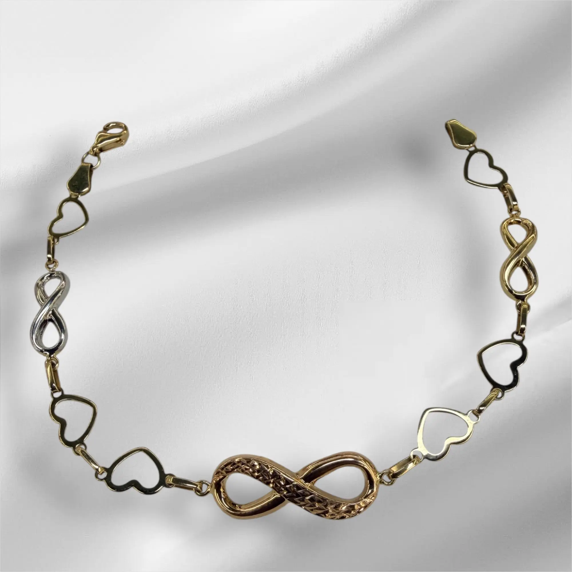 Esclava del infinito con corazones en oro 14k
