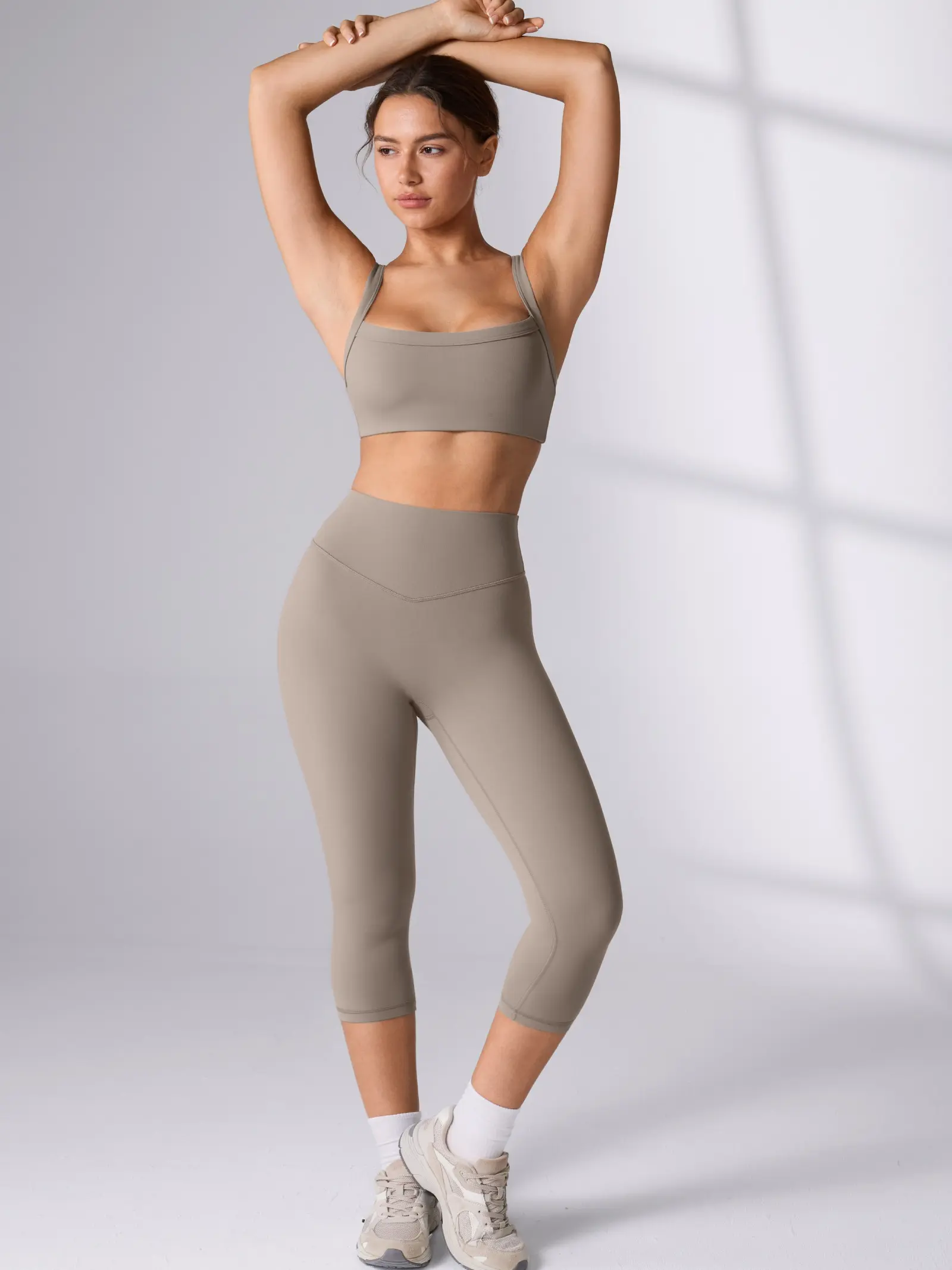 UNISSU Hugcurve Women's No Front Seam High Waisted 19'' Capri Leggings - Buttery Soft Polyamide Blend Medium Compression, Machine Washable Workout Wear, Leg Compression Women's Sports Bottoms, Leg Compression Women's Sports Leggings