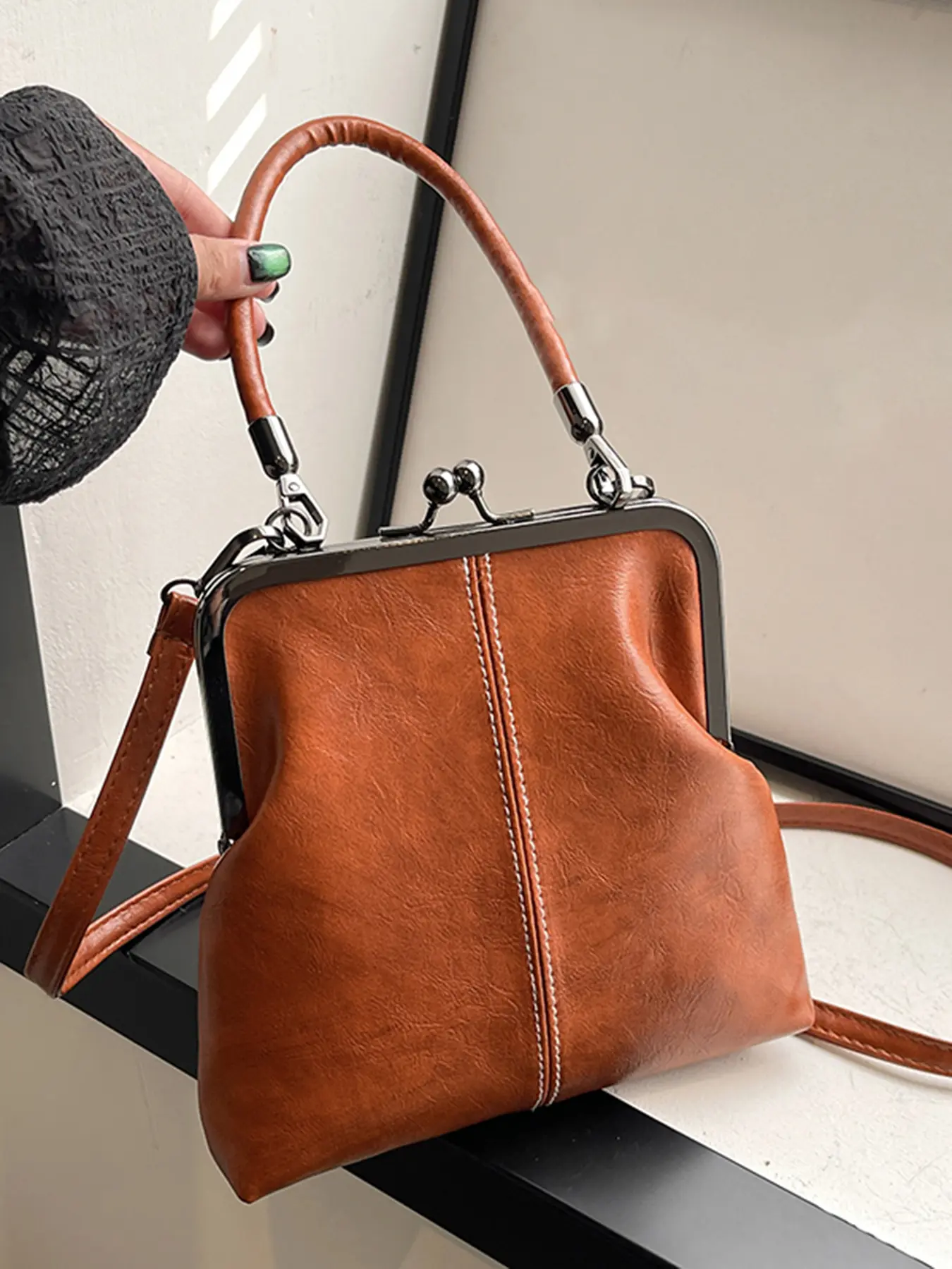 Simple stylish retro gold clip bag, nostalgic style mini handbag, adjustable shoulder strap, PU Leather Handbag, Fashion shoulder bag, casual classic handbag, suitable for daily commuting, Trendy Vintage Bag, Casual Crossbody Bags