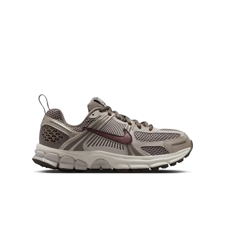 Nike Vomero 5 GS HF6998-200 Shoes with Reflective Accents Sneaker Sports Trainer Brown Black Running Athletic Casual